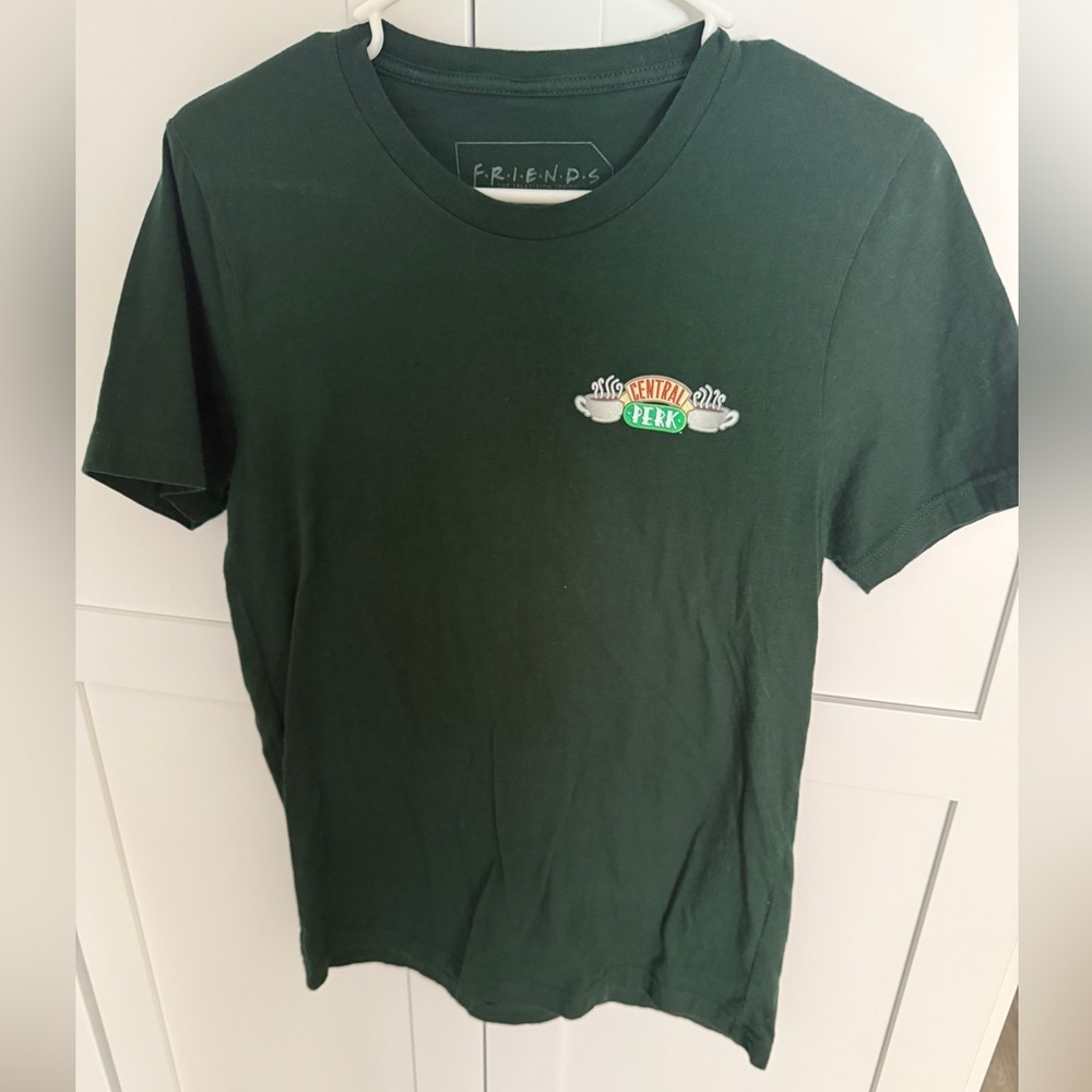 Friends the experience Central Perk green tshirt size medium